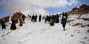 Penampakan Salju Selimuti Pegunungan di Arab Saudi, Turis Eropa Sampai Ikut Berkemah