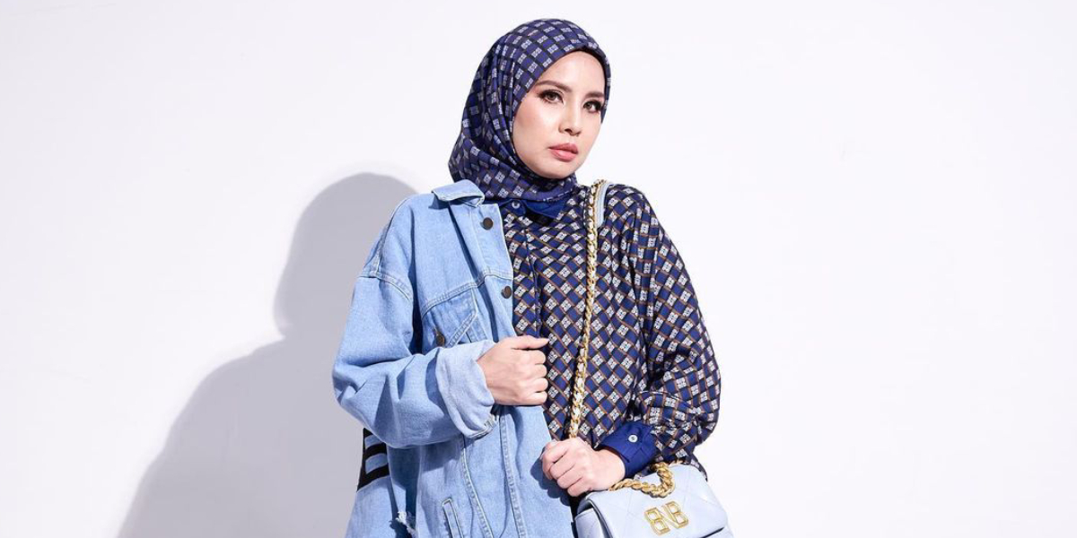 Gaya Si Simple Tya Ariestya Styling Celana Jeans dan Blouse Putih, Bikin Tampilannya Jadi Stylish