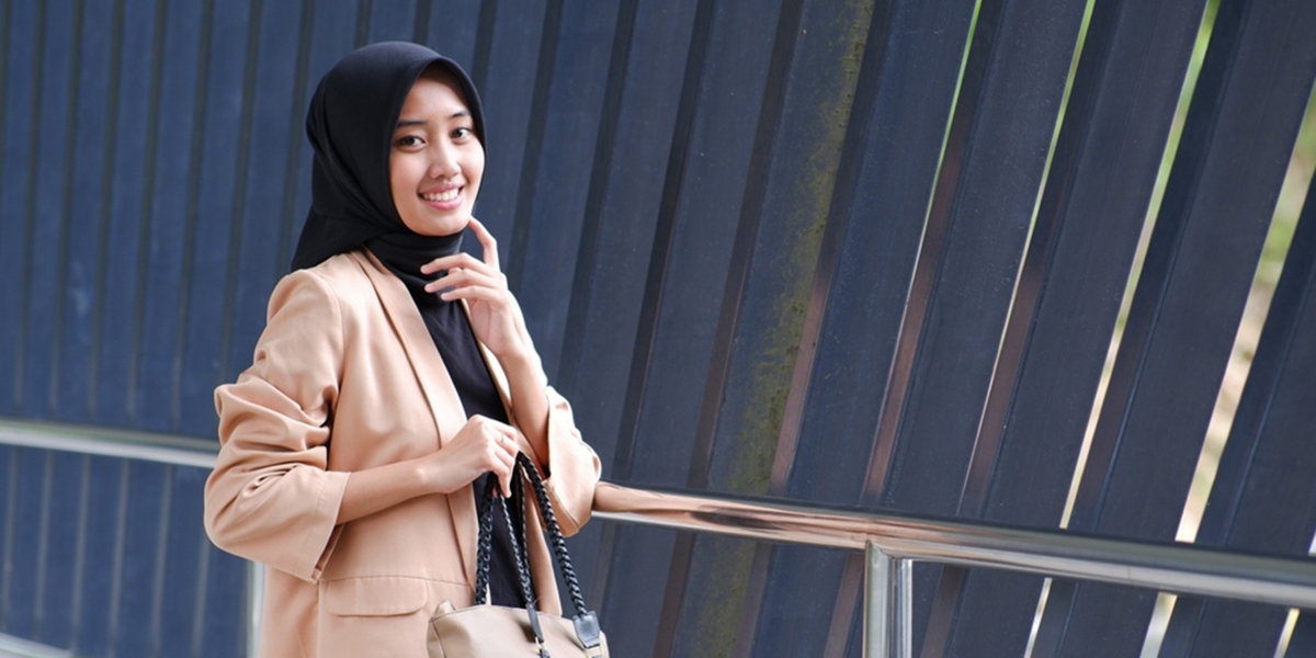 Pakai Hijab Bikin Gerah dan Wajah Mudah Berkeringat? Ini Rahasia Makeup biar Tetap Awet
