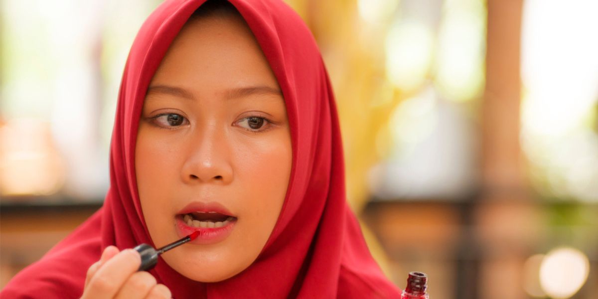 Rapikan Noda Lipstik di Sekitar Bibir dengan Base Makeup