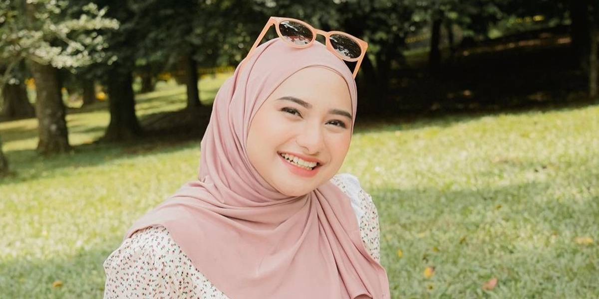 Tunik Simpel Jadi Stylish, Tengok Gaya Influencer Nadzhira Shafa