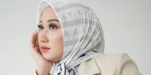 Mix and Match Hijab Motif Berkesan Mewah ala Dian Pelangi