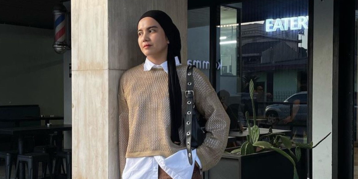 Referensi Look dengan Celana Parasut untuk Hijaber