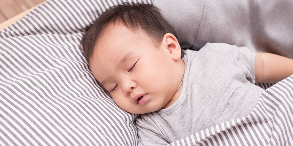 Tidurkan Bayi Sebaiknya di Tempat Terang atau Gelap? Yuk Cari Tahu