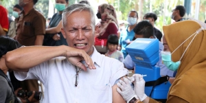 FOTO: DKI Jakarta Mulai Vaksinasi Booster Serentak di Tiga Tempat 