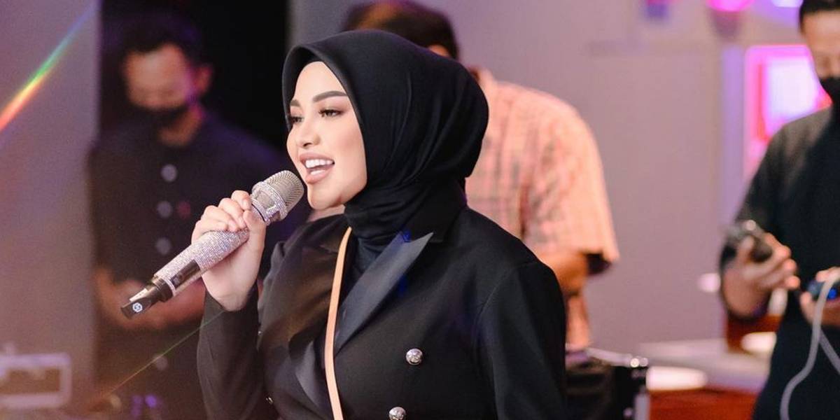 Kenakan Black Suit, Aurel Bergaya Lady Boss Jinjing Tas Miliaran