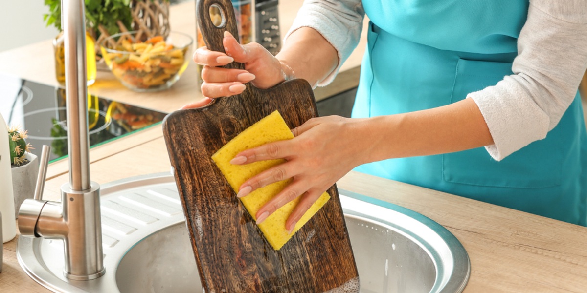 Kitchen Hack: Trik Talenan Hitam Jadi Bersih Pakai 3 Bahan Dapur
