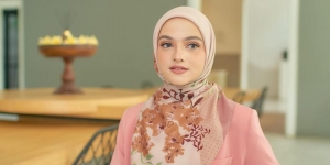 Buat Hijab Segi Empat Motif Bernuansa Elegan Look, untuk Acara Formal
