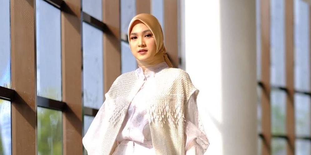 Tampilan Anggun Cut Syifa dalam Balutan Dress Soft Pink Nan Manis
