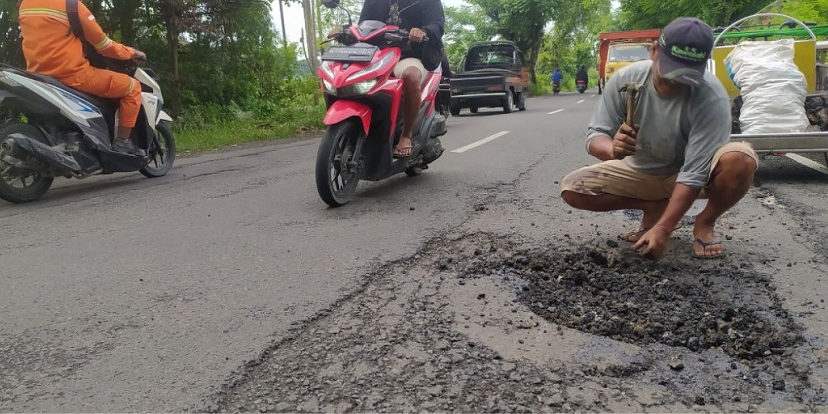 Demi Keselamatan Putrinya, Tukang Becak di Lamongan Rela Tambal Jalan Berlubang Seorang Diri