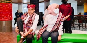 Gaya Anak Muda, Jokowi Beli Sepatu Kets Tenun saat Kunker di Bali