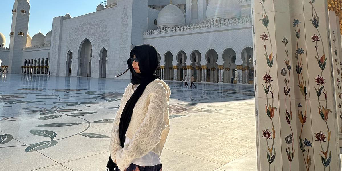 5 Potret Jennie Blackpink Berkerudung Saat Kunjungi Masjid di Abu Dhabi