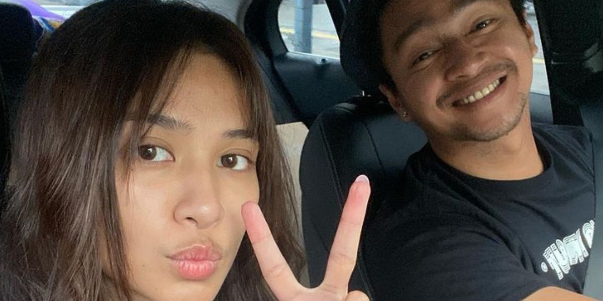 Selfie di Mobil Bareng Suami, Rambut Acak-acakan Mikha Tambayong Bikin Salfok