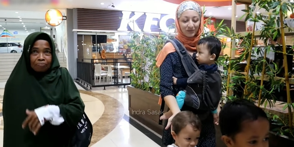 Viral Bule Cantik Asal Prancis Ajak Ibu Mertua dari Kampung Shopping di Mal, Bikin Haru