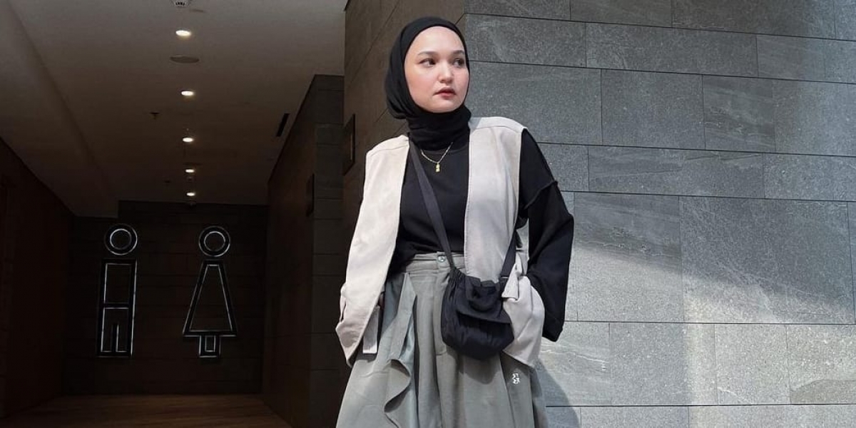 Permainan Aksen Bikin Outfit Hitam Untuk Hijaber Jadi Tak Monoton