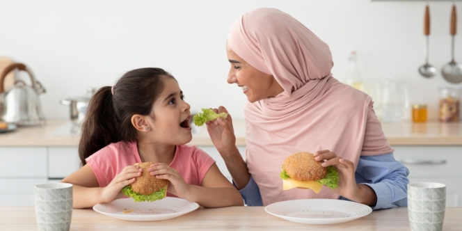 Hindari 5 Jenis Makanan Ini untuk Diberikan pada Anak di Bawah 5 Tahun