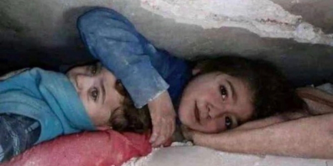 Foto Aksi Heroik Bocah 7 Tahun Selama 17 Jam Lindungi Kepala Adiknya dari Reruntuhan Akibat Gempa Turki