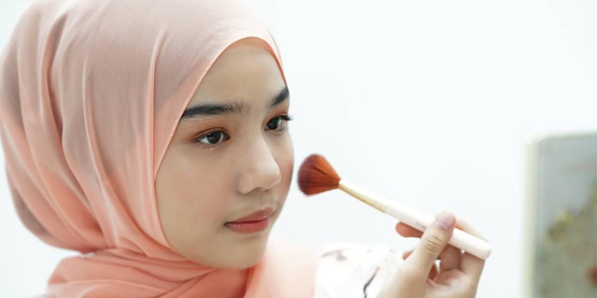 Teknik Concealer Jari Di Bawah Mata Lingkaran Hitam Langsung Samar