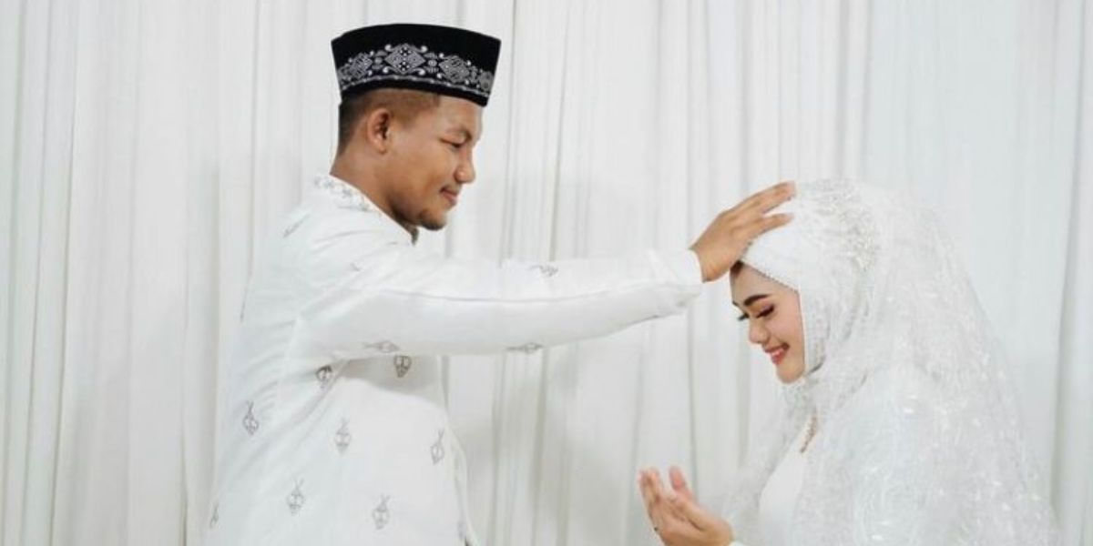 Potret Pernikahan Petarung MMA yang Mualaf, Gayanya Pakai Peci Hitam ala Indonesia Disorot