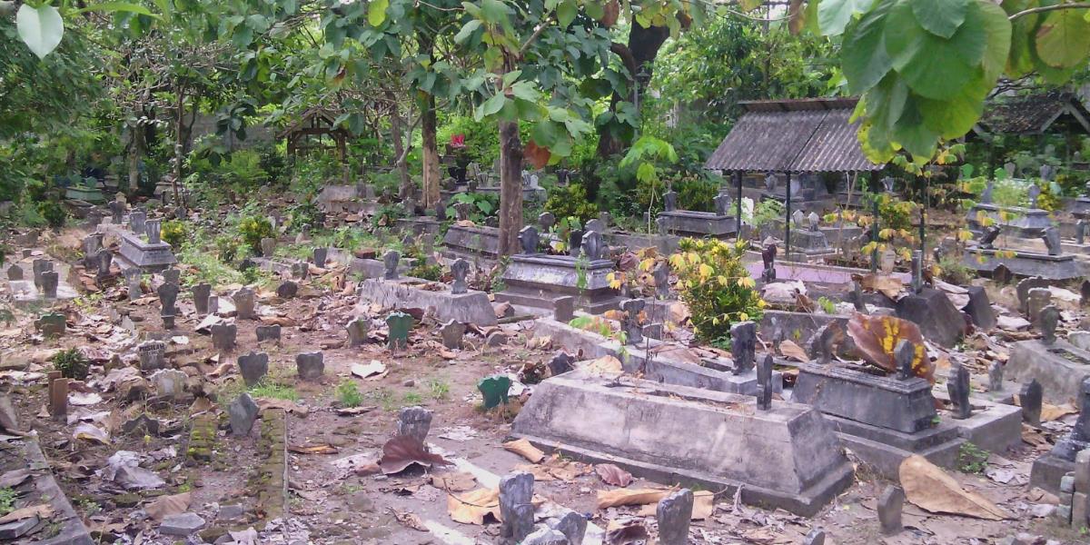Pulang Jumatan, Warga Kaget Temukan Kain Putih Berisi Foto Ditusuk Jarum di Kuburan Kutai Kartanegara, Diduga Bekas Ritual Ilmu Hitam