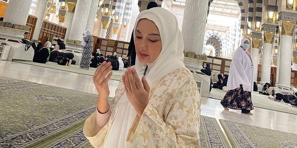 Momen Tata Cahyani Eks Istri Tommy Soeharto Saat Ibadah ke Tanah Suci, Ditegur Netizen karena Meletakan Al-Quran di Lantai