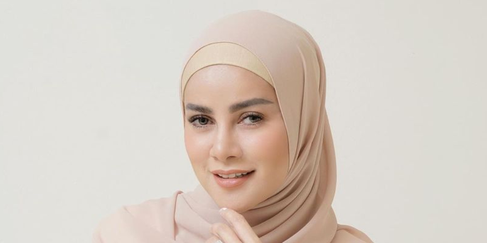 Tabrak Gaya Olla Ramlan, Padukan Hoodie dengan Heels Feminin