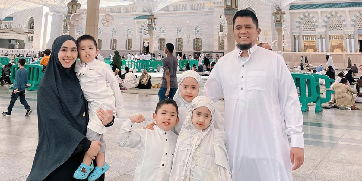 5 Potret Oki Setiana Dewi Umroh Bareng Keluarga Sampai Isi Ceramah ke Jamaah