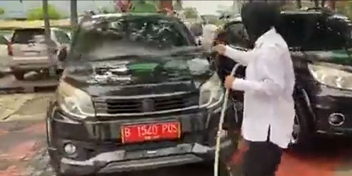 Viral Aksi Mensos Risma Cuci Mobil Dinas, Ternyata Pajaknya Belum Dibayar?