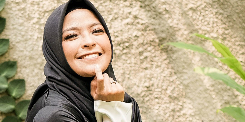 Boyish dengan Outfit Cokelat, Tantri Syalindri Tampak Keren