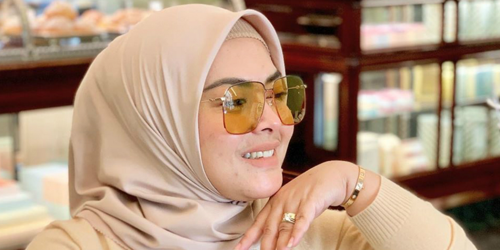 Adik Syahrini Tampil Serba Hitam, Tenteng Tas Rp1,1 Miliar