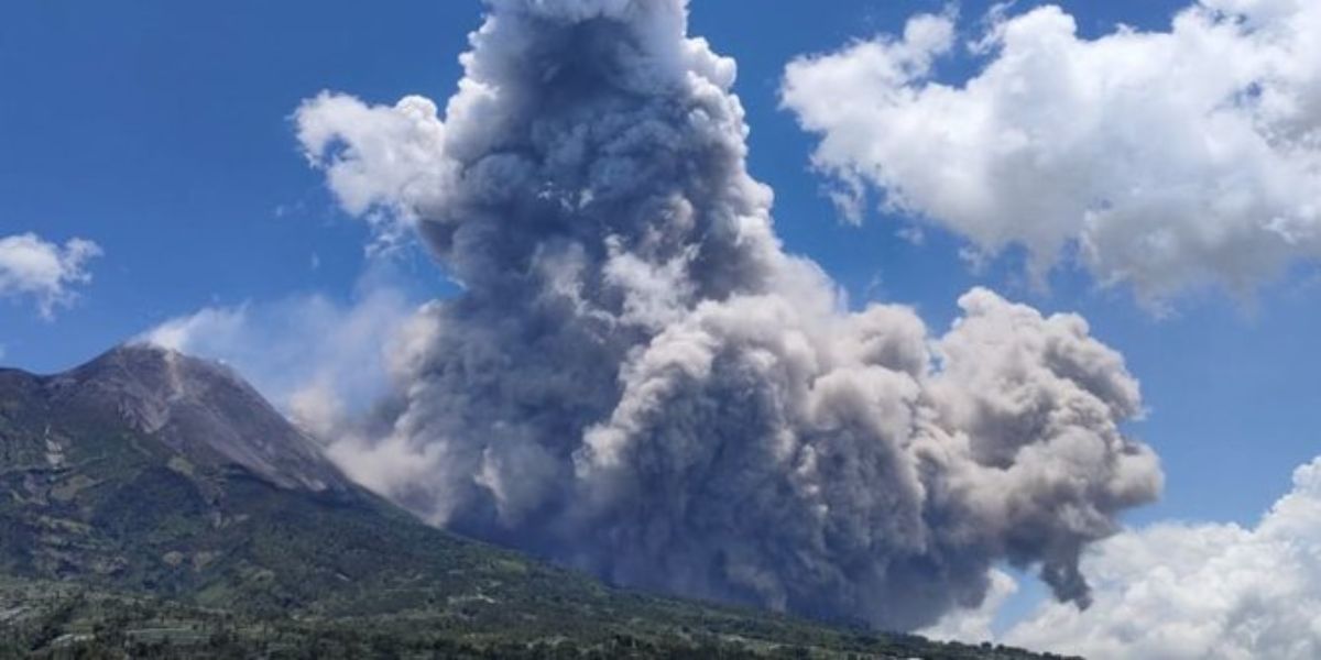 Gunung Merapi Erupsi, Luncurkan Awan Panas Berstatus Siaga, Hujan Abu sampai ke Magelang hingga Boyolali