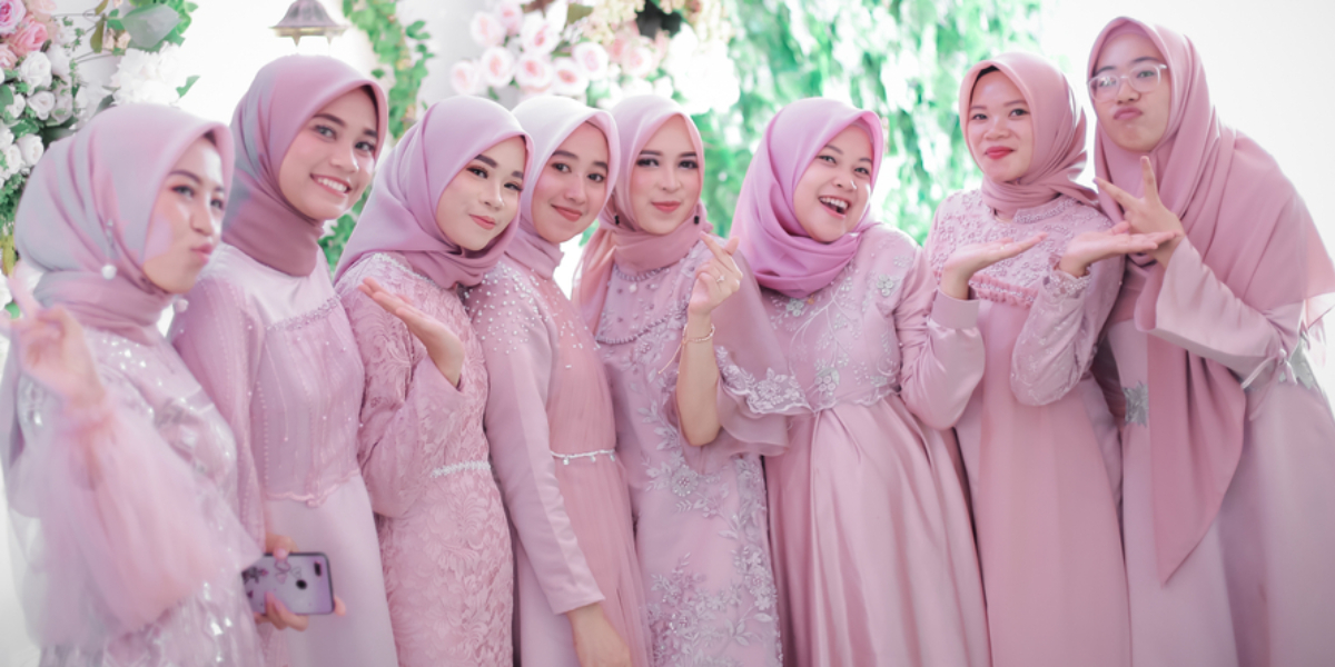 3 Inspirasi Model Baju Bridesmaid Hijab dengan Warna-Warna Soft yang Cantik