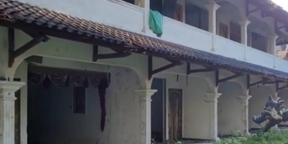 Potret Penampakan Villa Terbengkalai di Banten usai Diterjang Tsunami, Ada Sosok 'Naga' di Dalamnya