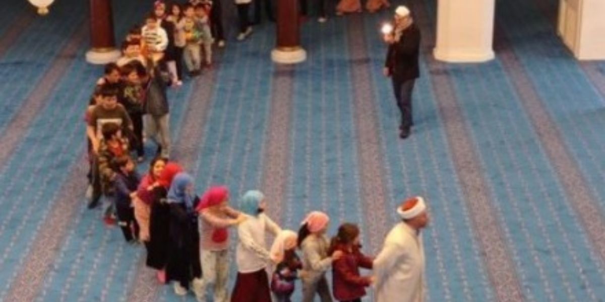 Masjid di Ini Punya Tradisi Ajak Anak Kecil Bermain Usai Sholat Tarawih, Sang Imam Bahkan Ikut Gabung