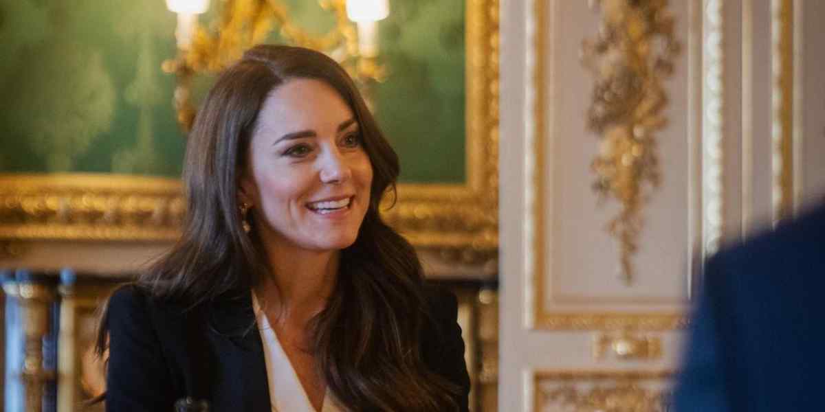 Pesona Anggun Kate Middleton dalam Balutan Kerudung Putih