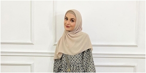 5 Tutorial Hijab Segi Empat Saudia Menutup Dada, Gampang Banget Ditiru