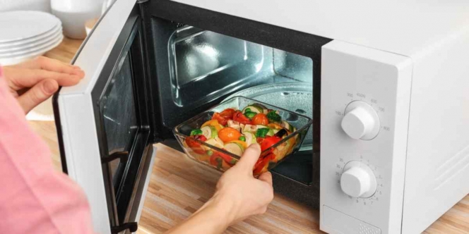 Awas Salah, Ketahui 4 Makanan yang Tak Boleh Dipanaskan di Microwave