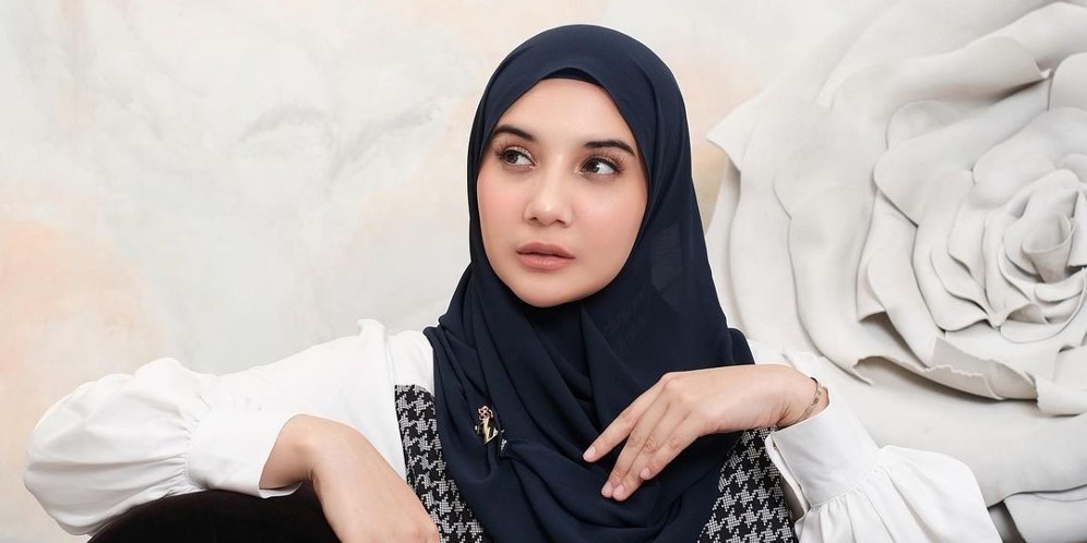 3 Style Hijab Manis Zaskia Sungkar Saat Berkuda