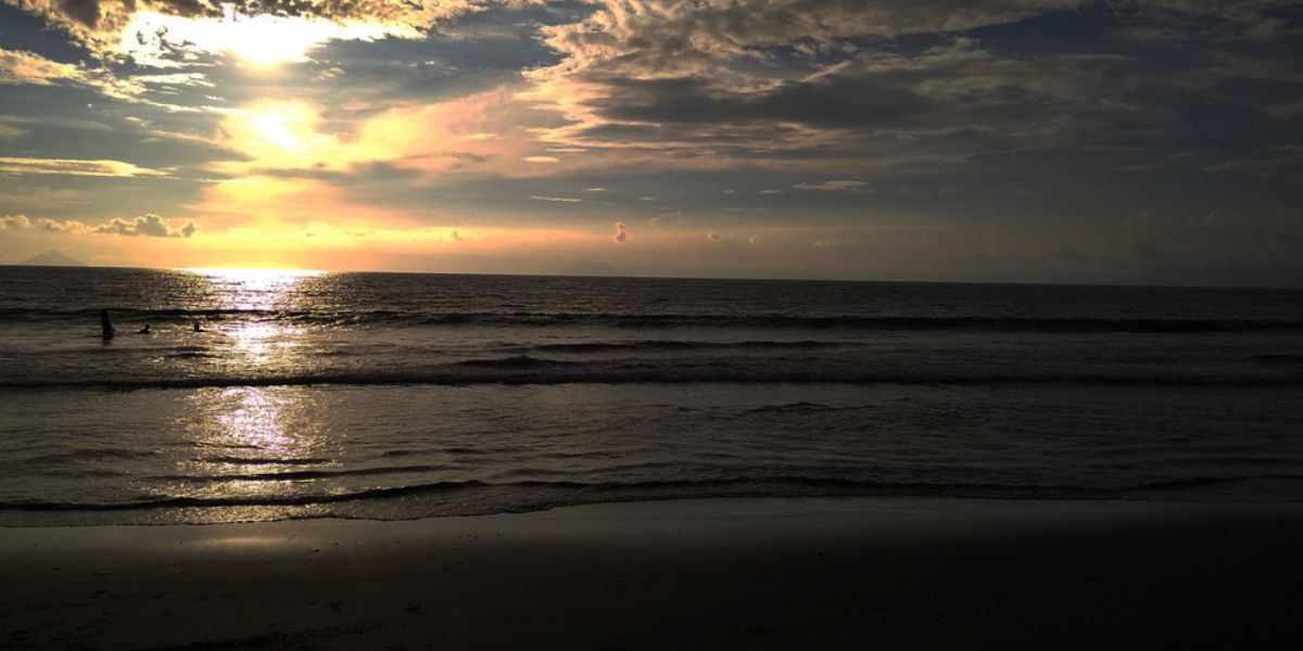 Seram! Main ke Pantai Anyer, Pria Ini Diikuti Makhluk Gaib Menyerupai Nenek-nenek