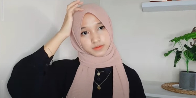 Tampil Fashionable dengan Tutorial Hijab Pashmina Plisket Simple untuk Remaja