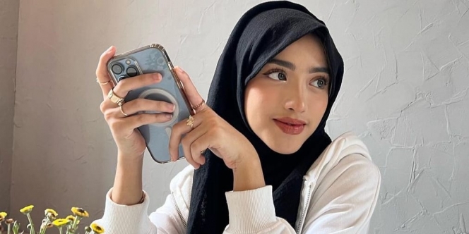 Biar Hijab Hitam Tak Monoton, Padukan dengan Outfit Seru