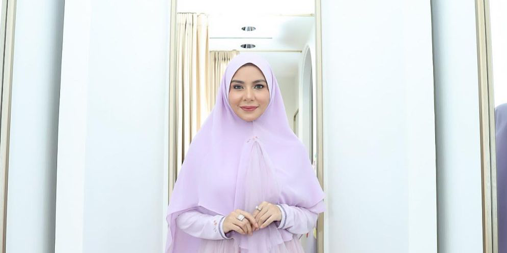 Anggunnya Meisya Siregar dalam Balutan Dress Lilac Bernuansa Syar'i