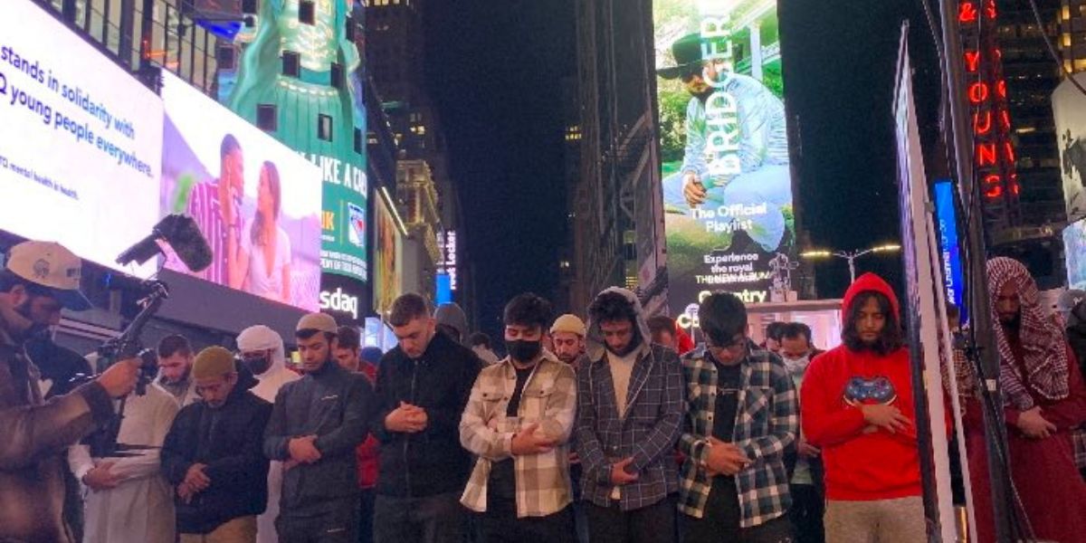 Suara Azan dan Sholat Tarawih Pecah Kebisingan Times Square New York, Dua Orang Masuk Islam Usai Dengar Lantunan Alquran