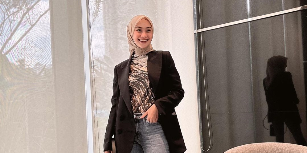 6 Model Outer Hijab Kekinian Beragam Style, Bikin Outfitmu Makin Stand Out