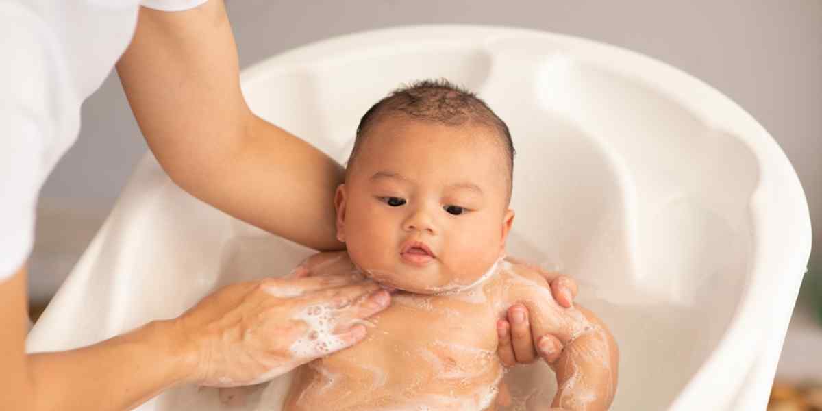 Usia Aman Bayi Bisa Dimandikan dengan Air Biasa