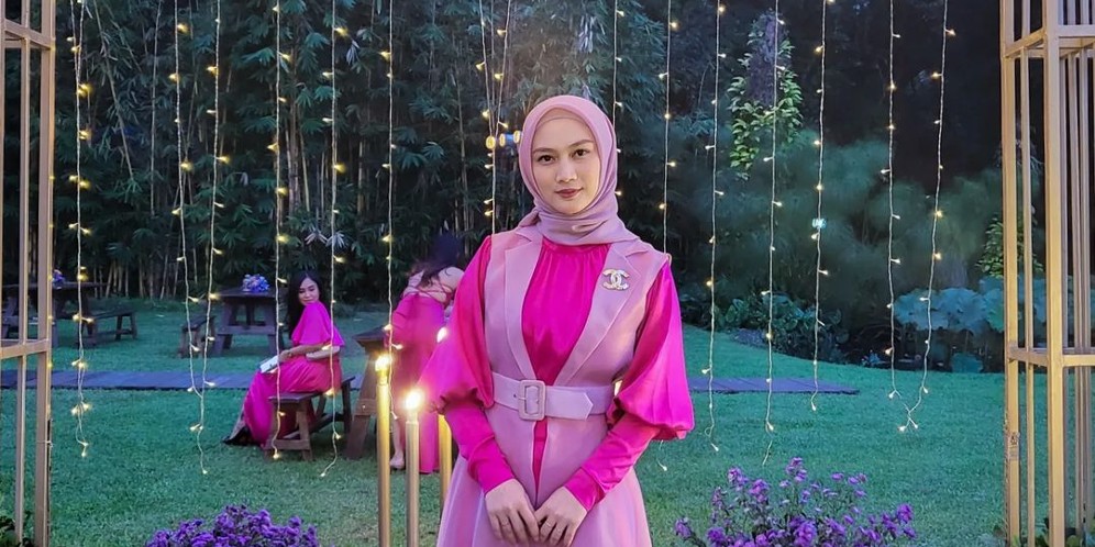 Pakai Outfit Kasual Warna Lembut, Lihat Tampilan Manis Melody Laksani