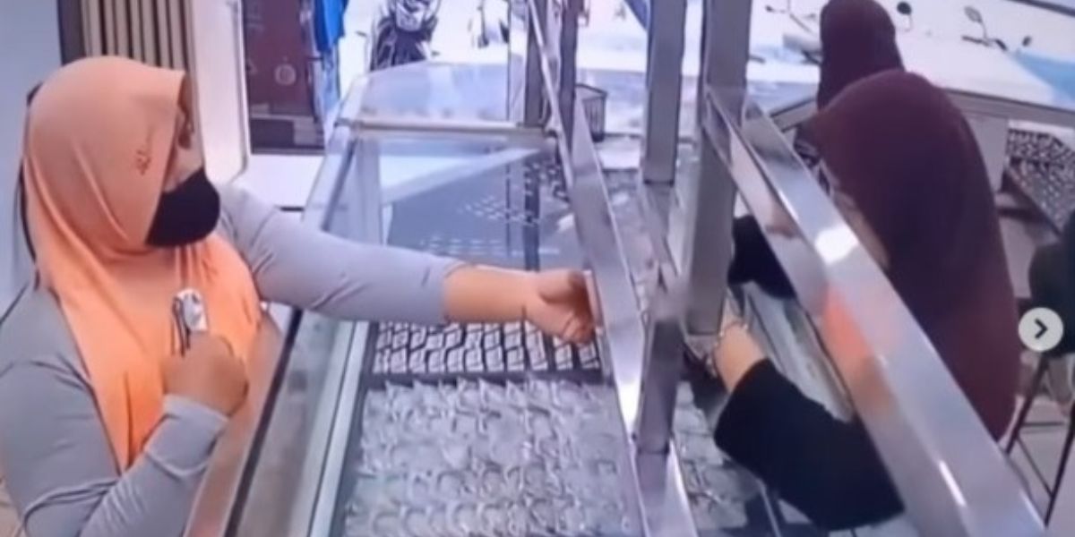Viral Video Wanita Kabur Saat Mencoba Gelang Emas di Toko Perhiasan, Ngaku Bawa Uang Rp5 Juta, yang Terjadi Selanjutnya...