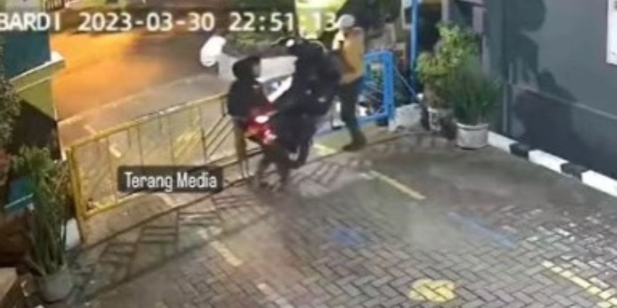 Viral Aksi Nekat Maling Angkat Motor Lewati Palang Pintu Komplek Perumahan