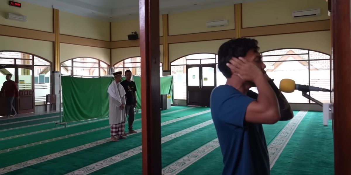 Awalnya Disangka Maling Kotak Amal, Tak Disangka Suara Azannya Bikin Jemaah Masjid Melongo