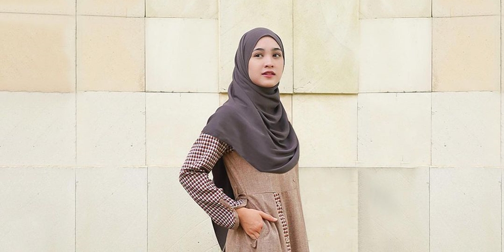 Tutorial Hijab Segi Empat Simpel dan Modis ala Cut Syifa